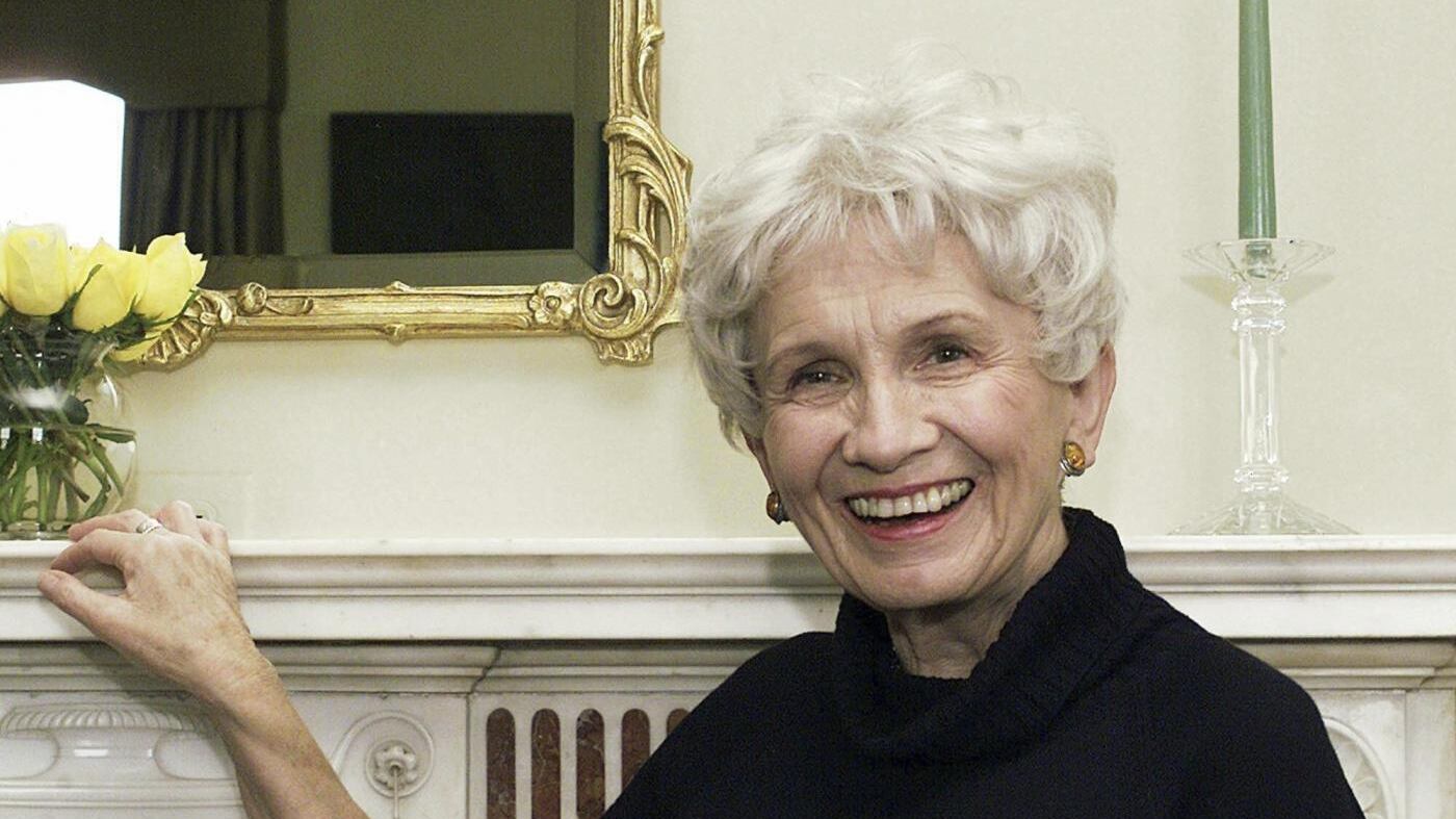 Addio ad Alice Munro, la scrittrice Premio Nobel maestra del racconto contemporaneo