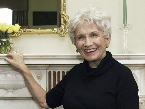 Addio ad Alice Munro, la scrittrice Premio Nobel maestra del racconto contemporaneo