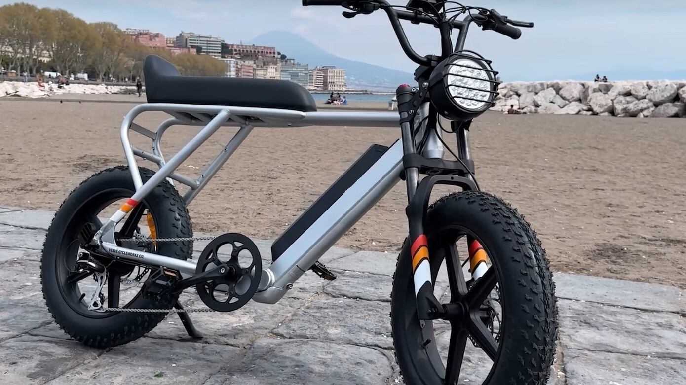 Sfreccia sulla pista ciclabile con la bici truccata: multa record per un senegalese