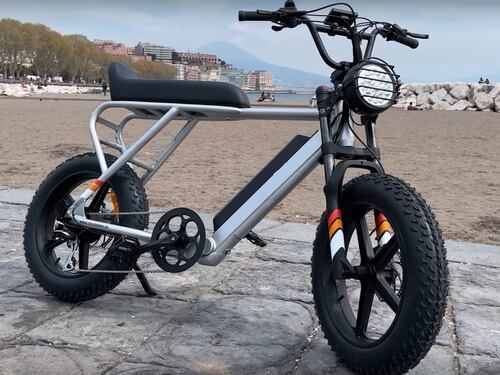 Sfreccia sulla pista ciclabile con la bici truccata: multa record per un senegalese