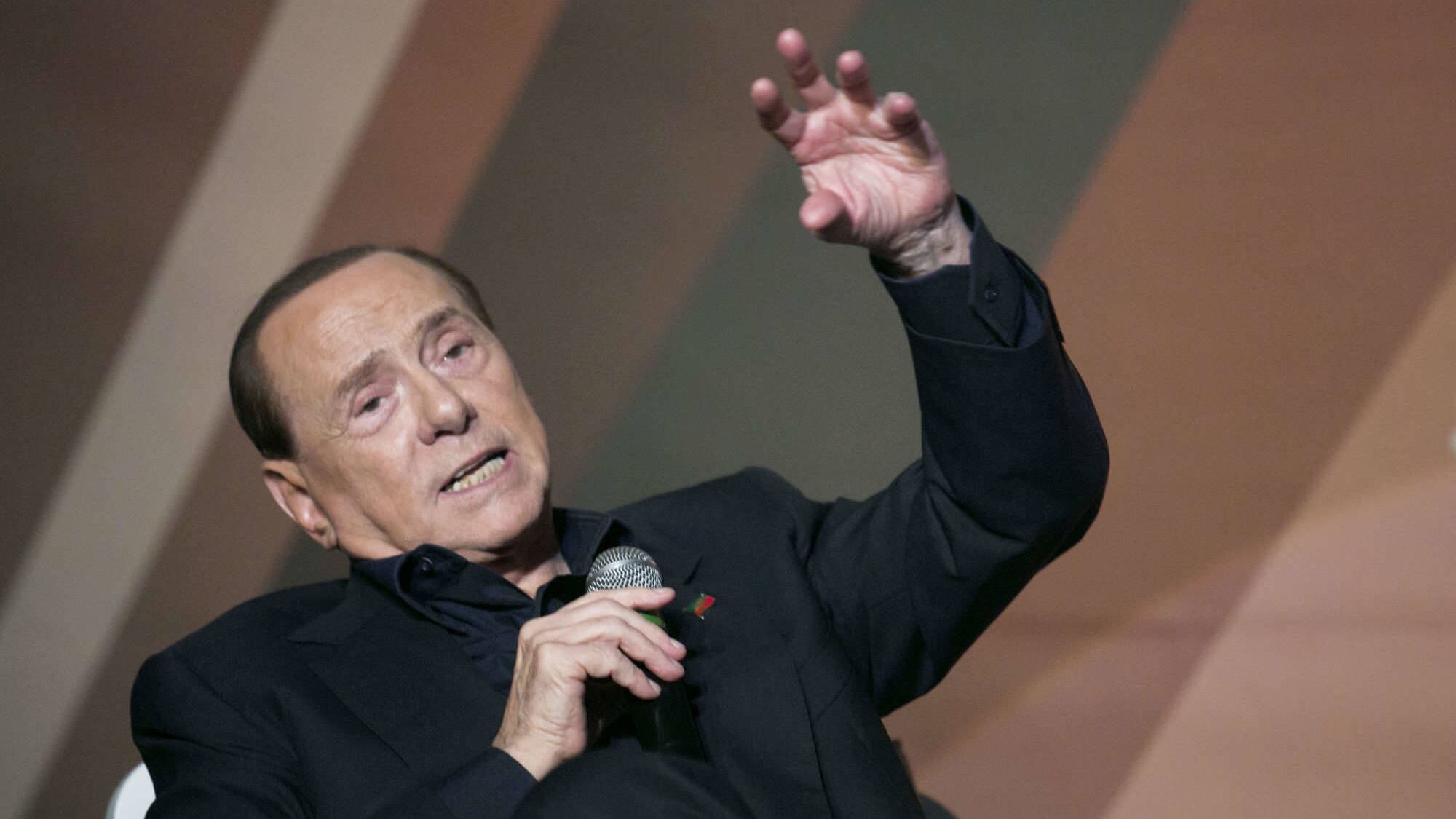 Berlusconi accusa l'Ue: "È in mano a incapaci"