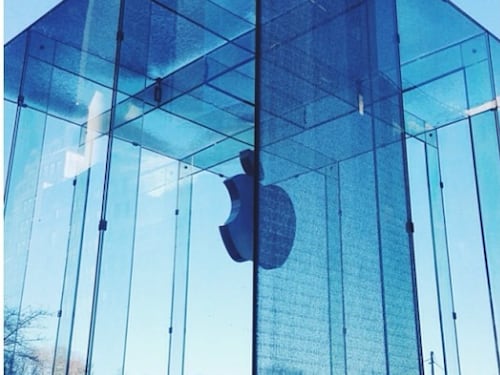 NYC, si incrina il cubo di cristallo della Apple: colpa di uno spazzaneve