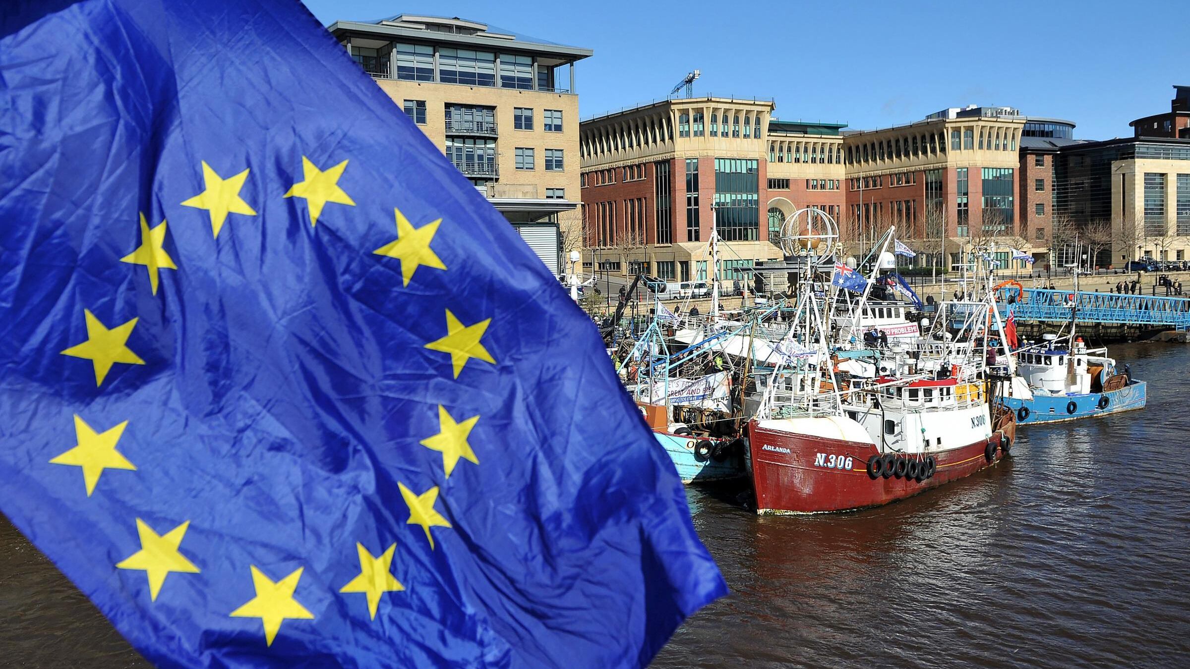 Newcastle si ribella: la bandiera europea sventola sull'ateneo