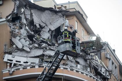 Roma, crollano tre piani di un palazzo 23