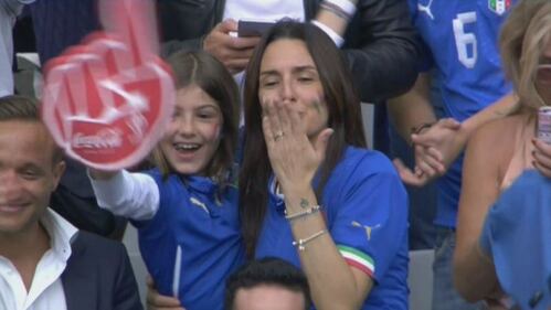 Conte e l'abbraccio con la moglie dopo la partita con la Spagna 7