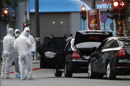 Una busta esplode nell'auto di Papademos 6