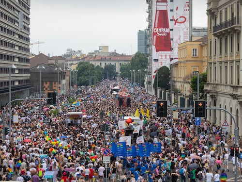 La protesta dei locali di via Lecco. "Abbandonati contro le ordinanze"