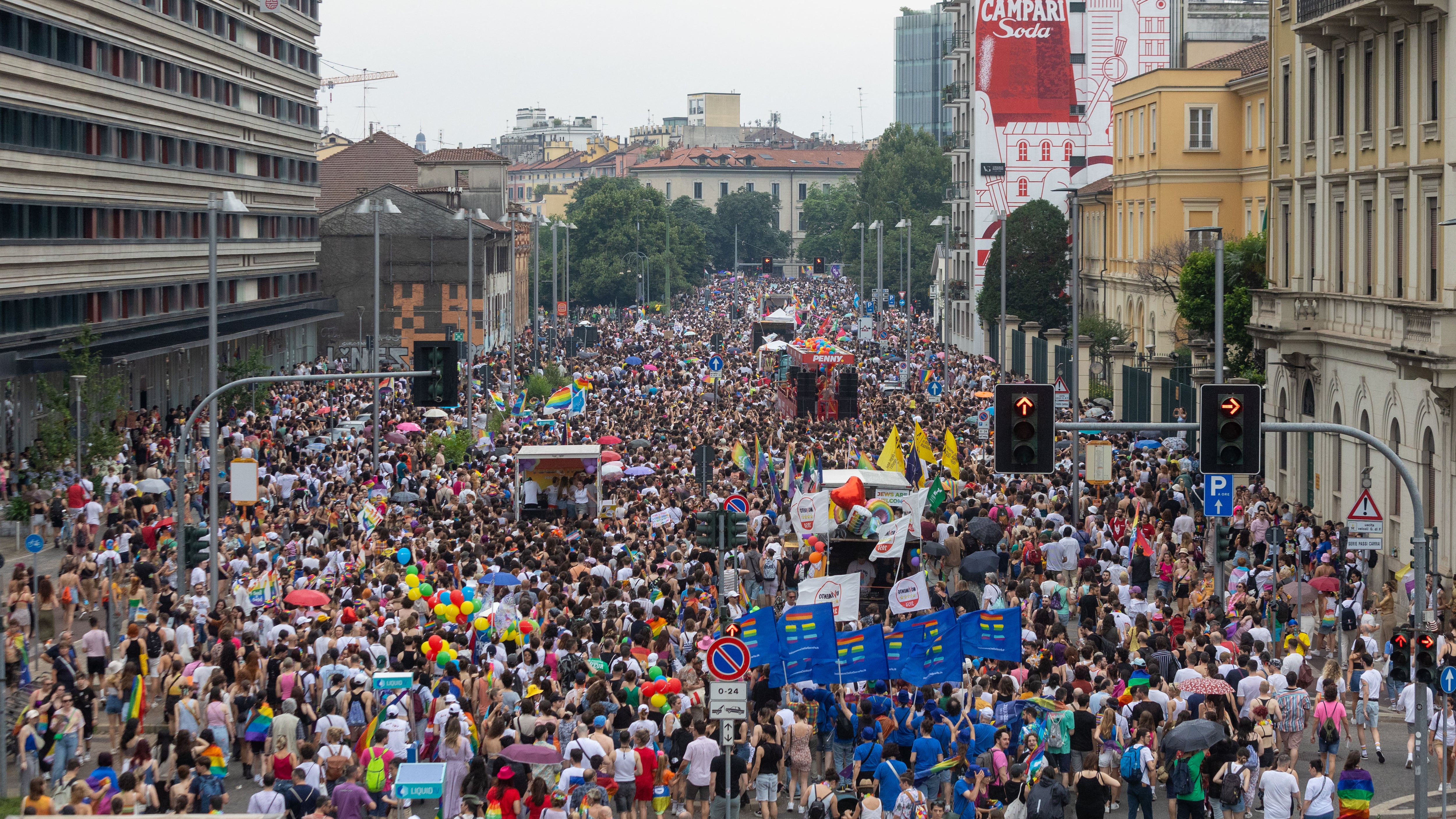La protesta dei locali di via Lecco. "Abbandonati contro le ordinanze"