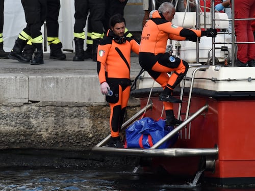 I vigili del fuoco impegnati a Palermo nelle operazioni di recupero dei corpi
