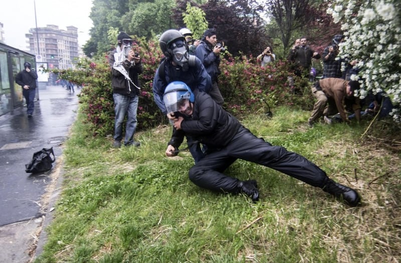 Così i black bloc aggrediscono un agente 7