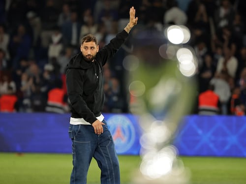 Ovazione e lacrime al Parco dei Principi: l'addio di Donnarumma al Psg, il gesto in campo e il futuro incerto