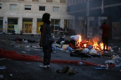 Roma, tensioni durante lo sgombero dei migranti abusivi 18