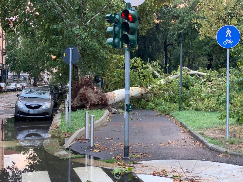 Tempesta su Milano, blocco alla viabilità e problemi ai trasporti 8