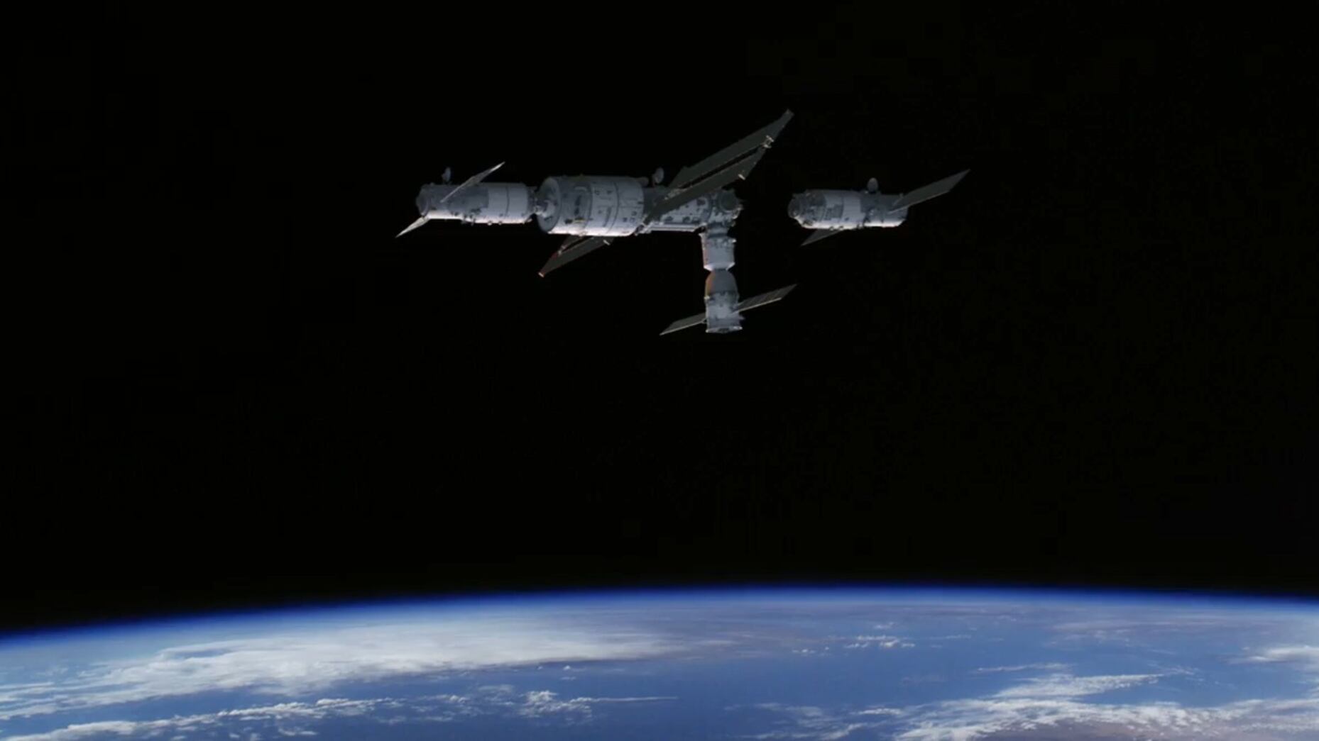Possono danneggiare i satelliti: cosa sono le "scariche elettriche spaziali"