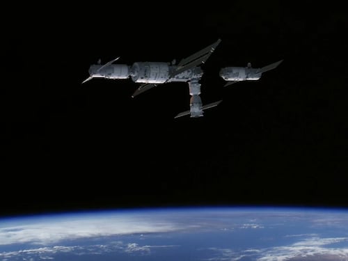 Possono danneggiare i satelliti: cosa sono le "scariche elettriche spaziali"