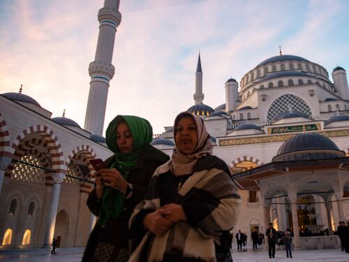 Erdogan inaugura a Istanbul la più grande moschea della Turchia