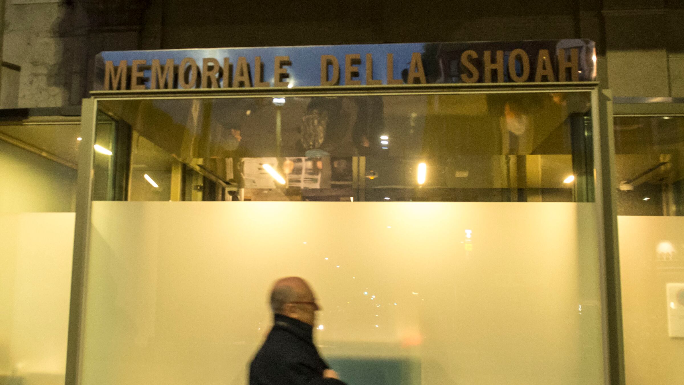 Vomito, urina e anche vetri rotti sul Memoriale della Shoah