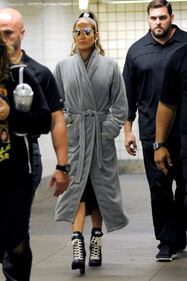 Jennifer Lopez in giro per NY: ha solo l'accappatoio 2