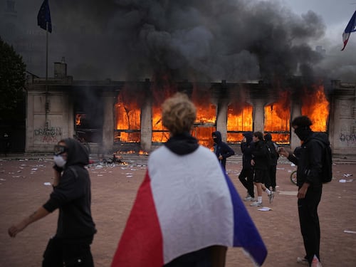 Francia, è già allerta a Lione: la polizia lancia lacrimogeni. Gilet gialli in piazza, oltre 70mila agenti schierati