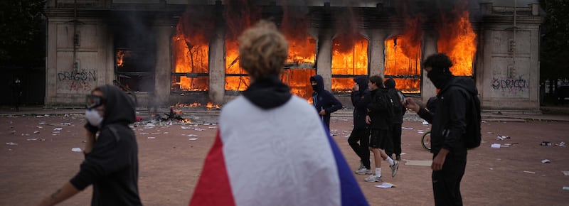 Francia, è già allerta a Lione: la polizia lancia lacrimogeni. Gilet gialli in piazza, oltre 70mila agenti schierati