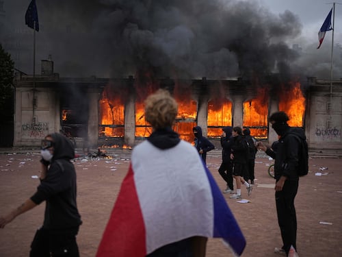 Francia a ferro e fuoco, studenti e gilet gialli in piazza. A Parigi oltre 270 fermi. Un manifestante perde la mano per una granata della polizia a Saint-Etienne