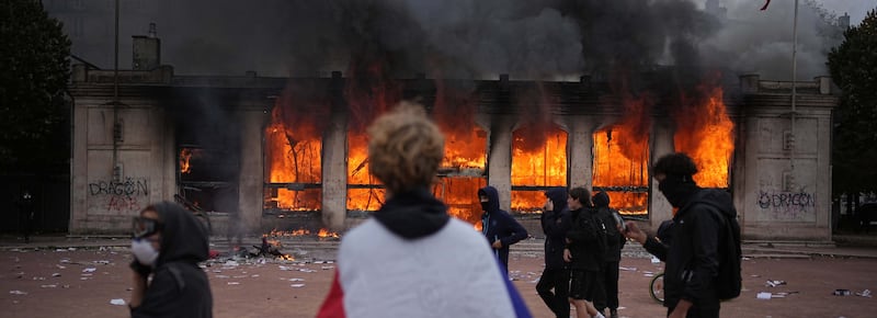 Francia a ferro e fuoco, studenti e gilet gialli in piazza. A Parigi oltre 270 fermi. Un manifestante perde la mano per una granata della polizia a Saint-Etienne