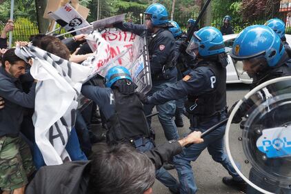 Salvini contestato a Bologna: uova e carciofi contro la polizia 7