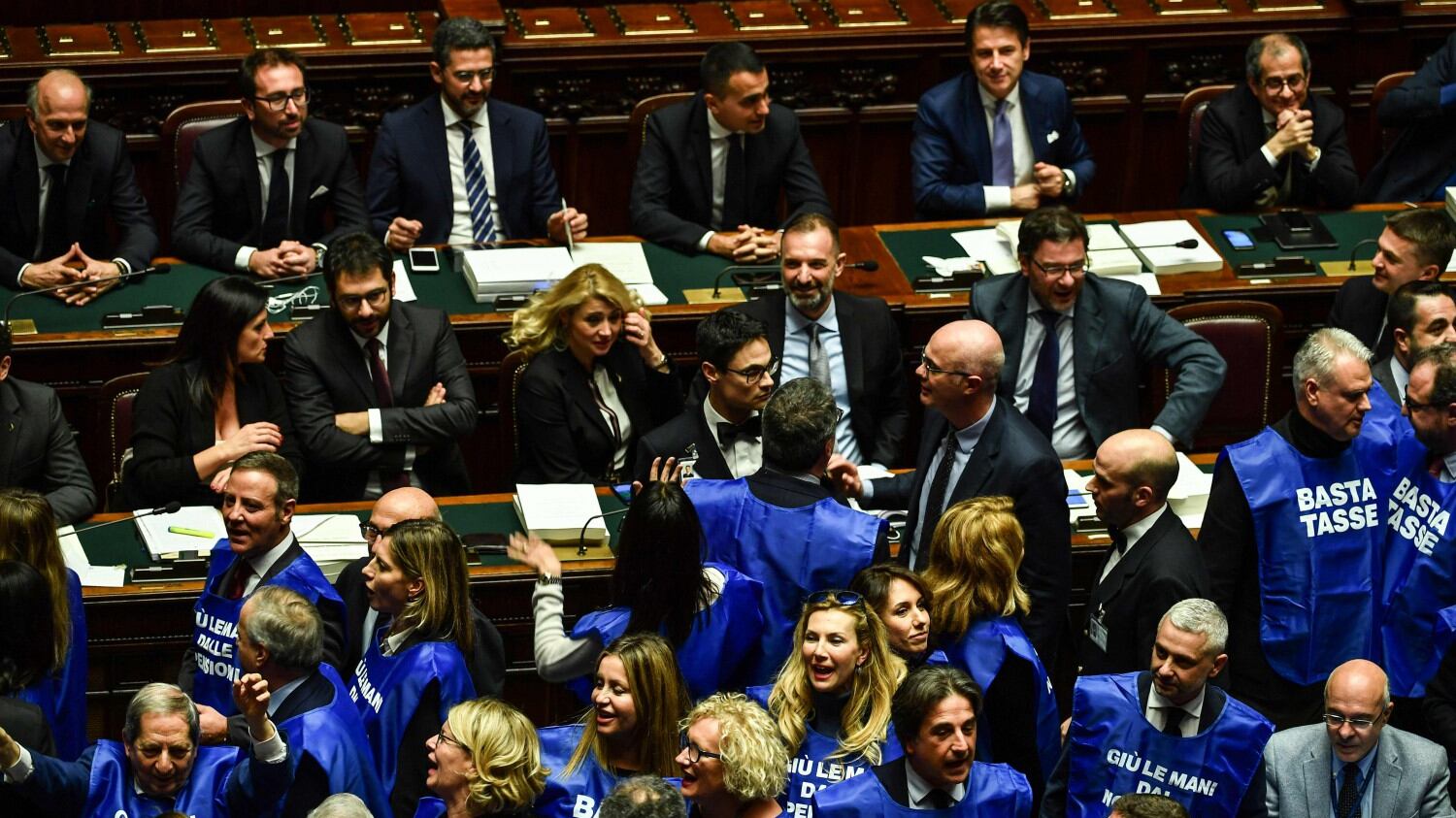 I gilet azzurri chiedono sviluppo quelli gialli difendono i privilegi