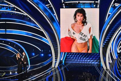 Sanremo, Sabrina Salerno incanta il teatro Ariston 1