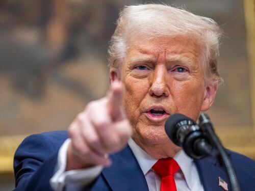 Trump sospende tutti gli aiuti militari all'Ucraina