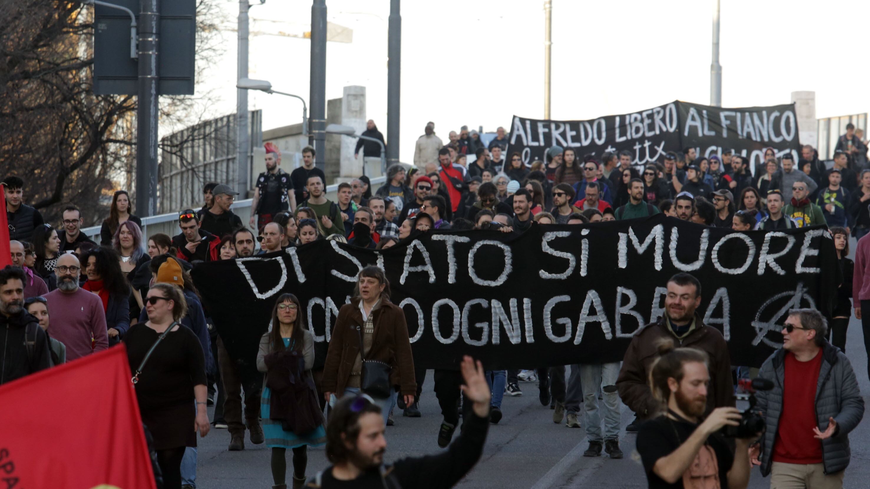 Anarchici in piazza per sostenere Cospito