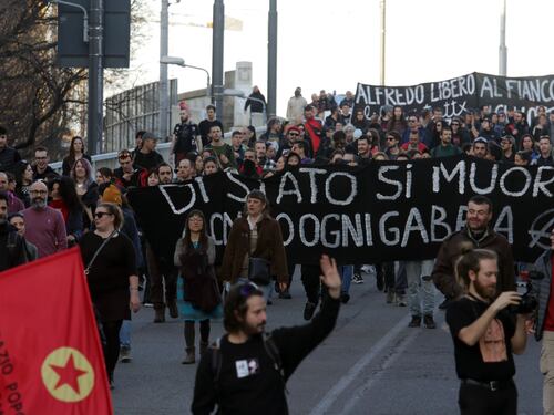 Anarchici in piazza per sostenere Cospito