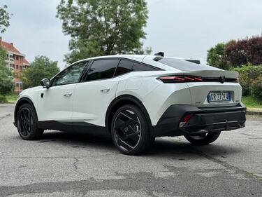 Peugeot 408 Hybrid 225: guarda la gallery del crossover francese (anche) plug-in 10