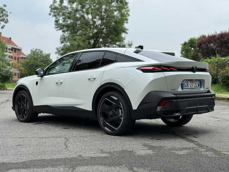 Peugeot 408 Hybrid 225: guarda la gallery del crossover francese (anche) plug-in 10