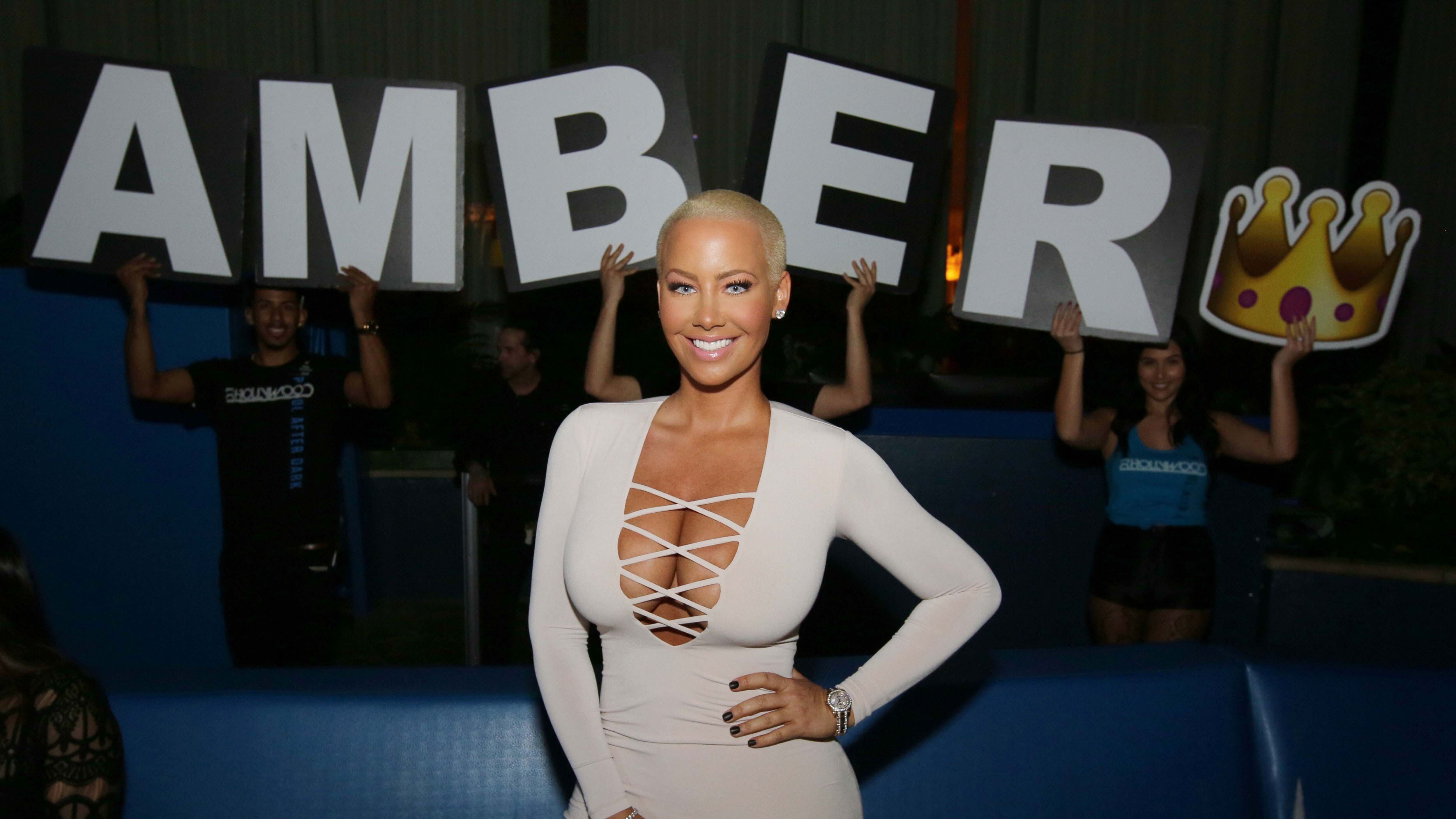 Amber Rose si fa ridurre il seno: protestano i social