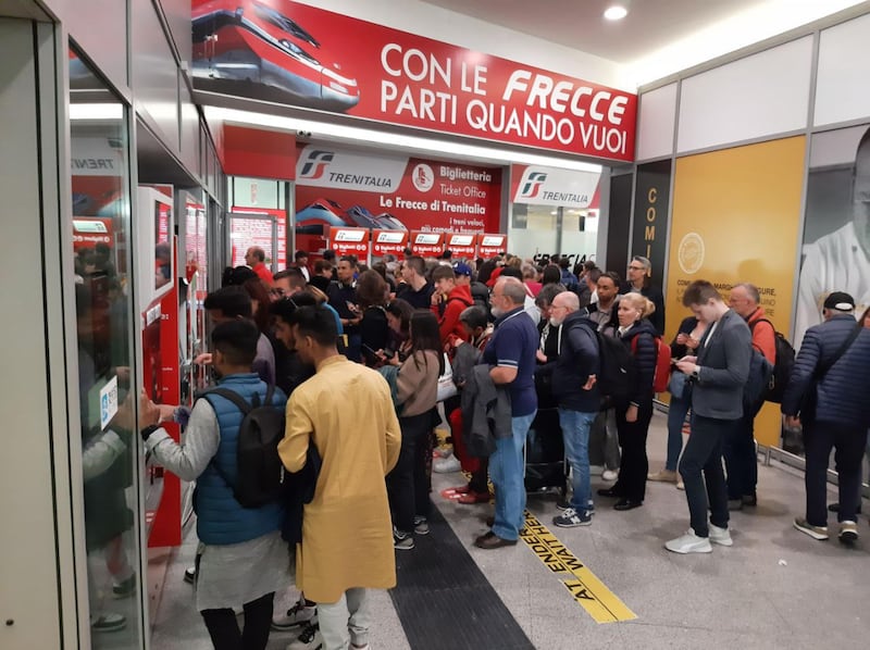 Traffico bloccato sul ponte e tanta paura: bus in fiamme a Venezia 3