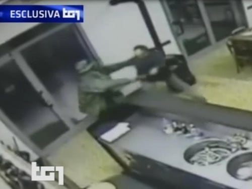 Così Igor ha sparato al barista ecco le immagini dell'omicidio