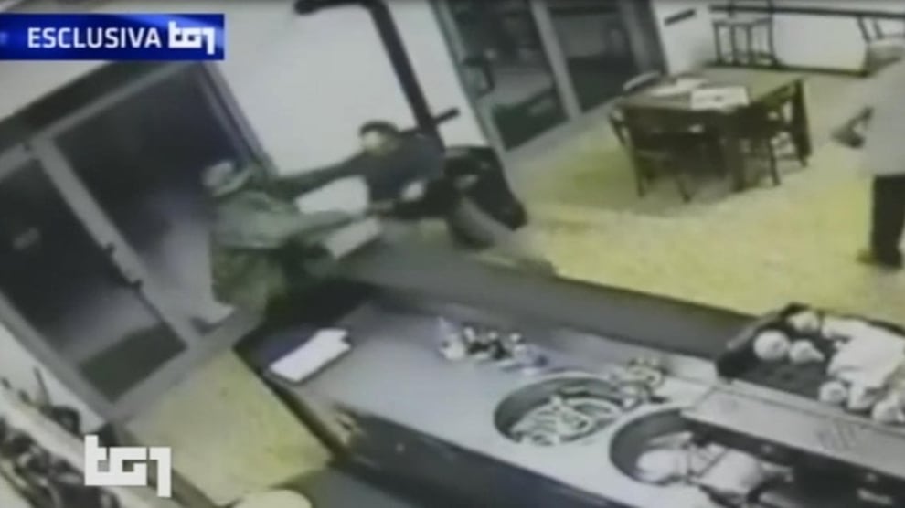 Così Igor ha sparato al barista ecco le immagini dell'omicidio