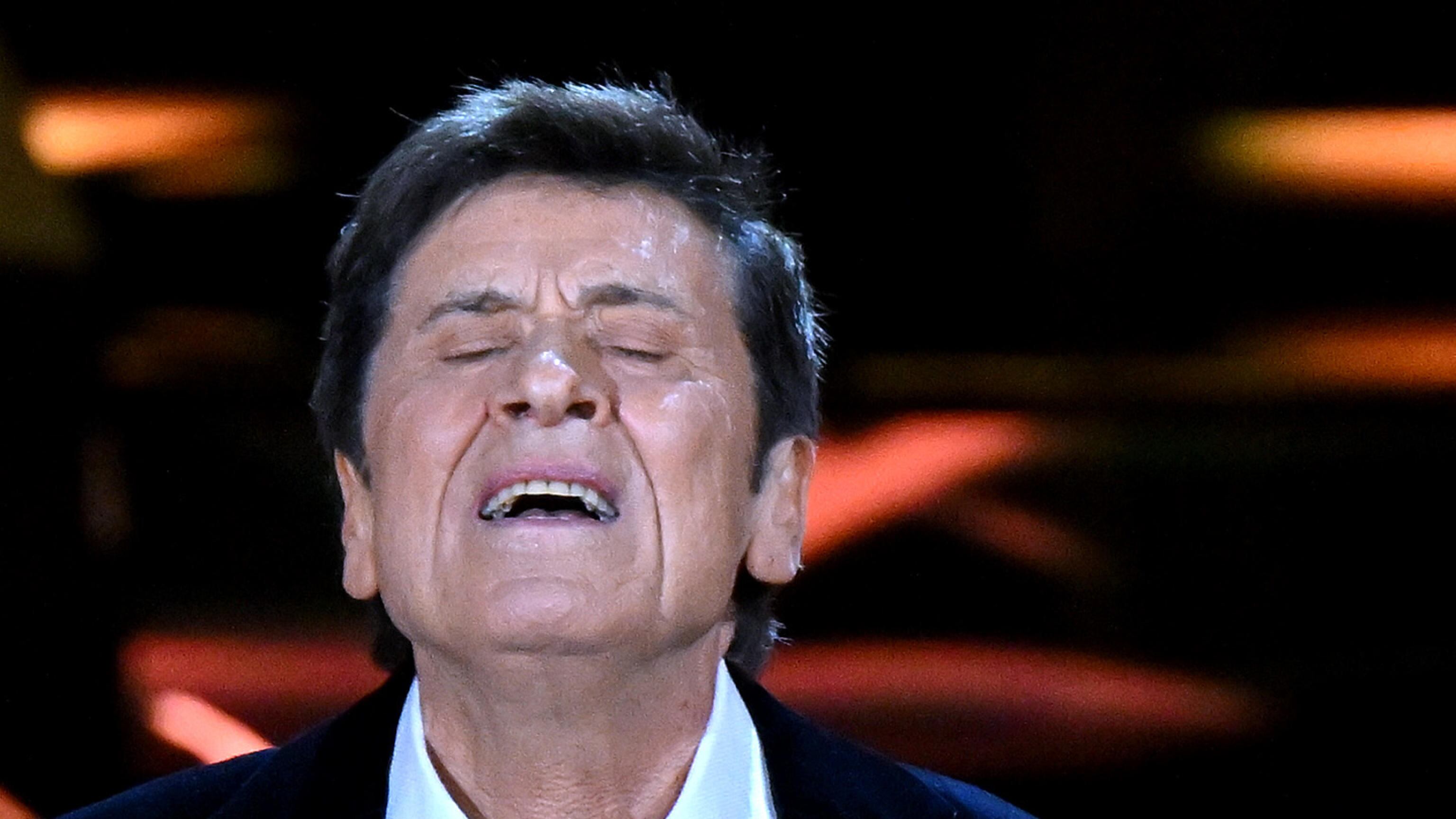 Le lacrime e il dito al cielo: Morandi si commuove per l'omaggio a Dalla
