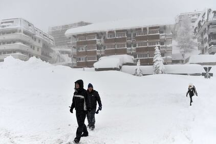 Sestriere, sommersa dalla neve 11