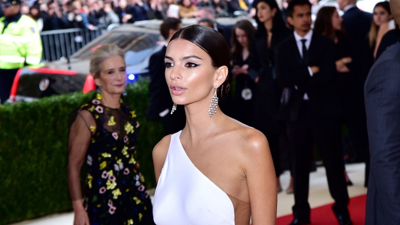Emily Ratajkowski: "Essere sexy e nuda è difficile"