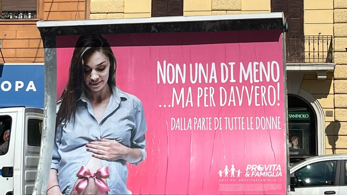 "È immondizia". Il manifesto pro vita manda in crisi dem e femministe