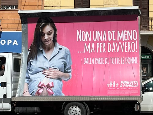 "È immondizia". Il manifesto pro vita manda in crisi dem e femministe
