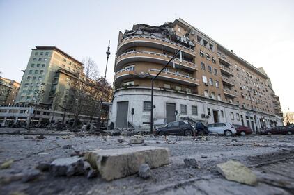 Roma, crollano tre piani di un palazzo 14