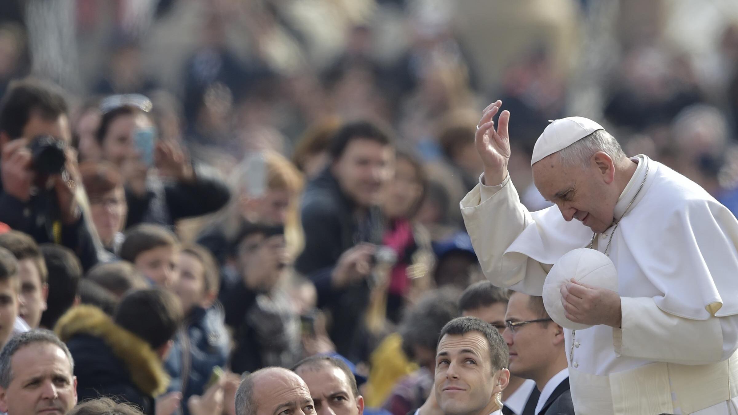 E a sorpresa annuncia il Giubileo straordinario. "Il perdono è per tutti"