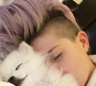 Kelly Osbourne in giacca di pelle e slip per lanciare il nuovo progetto televisivo 15
