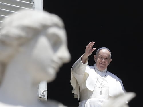 Migranti, gretini e Rousseau: la sinistra "assalta" la Chiesa