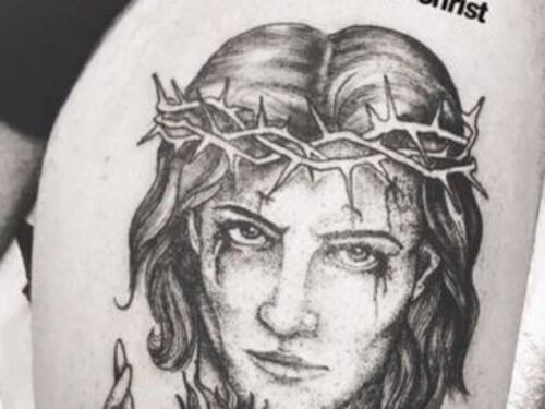 Maneskin, polemica per il tatuaggio di Damiano: Gesù con la sua faccia