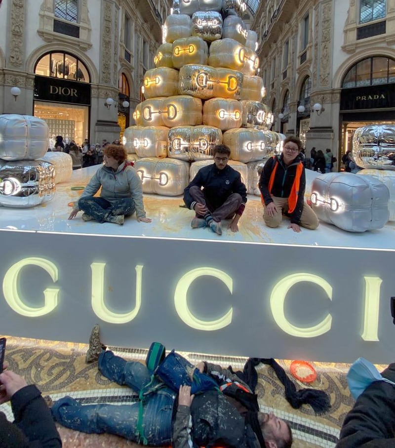 Ecovandali di Ultima generazione imbrattano l’albero di Gucci 11
