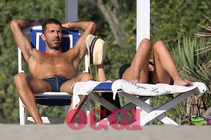 Ilaria D'Amico e Gigi Buffon, passione in piscina e pancino sospetto 4